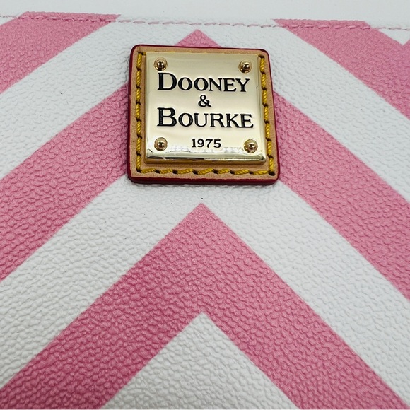 Dooney & Bourke Pink & White Chevron Large Wallet Wristlet NWT - Picture 2 of 8